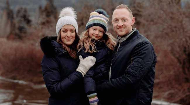 Miranda Webber, qui a reçu des dons de sang et de cellules souches, avec sa fille et son mari